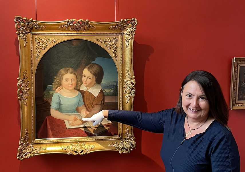 Bild: Kunsthauschefin Susanne Hinsching beim Aufbau der neuen Ausstellung