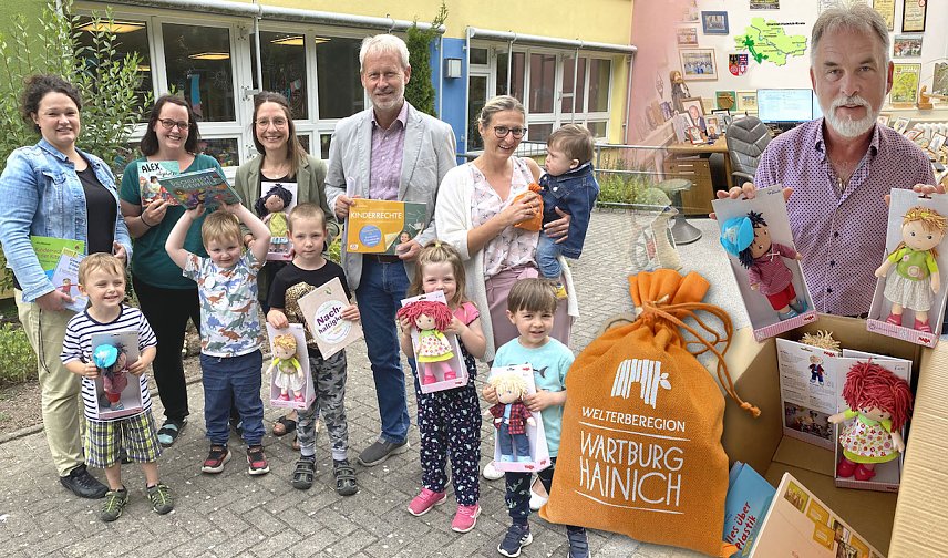 Bild: Materialkoffer f&uuml;r Kitas eingetroffen