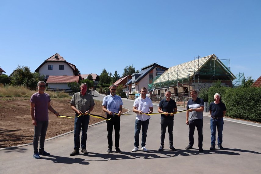 Bild: Die Stra&szlig;e Am Hagenberg wurde heute offiziell freigegeben