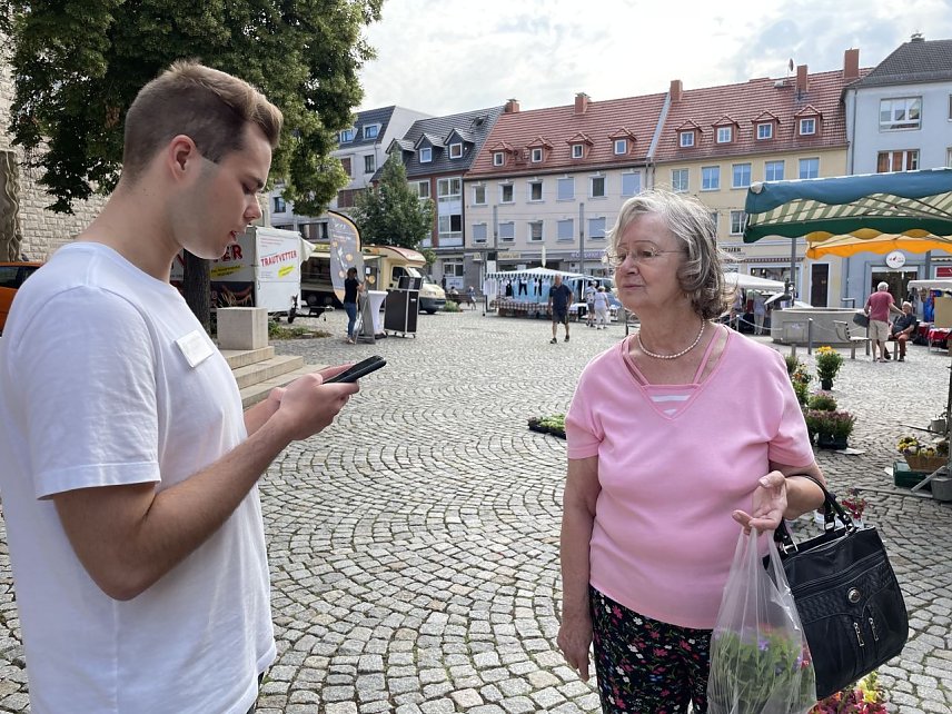 Bild: Lukas Ullrich f&uuml;hrt dieser Tage eine Umfrage auf dem Wochenmarkt durch