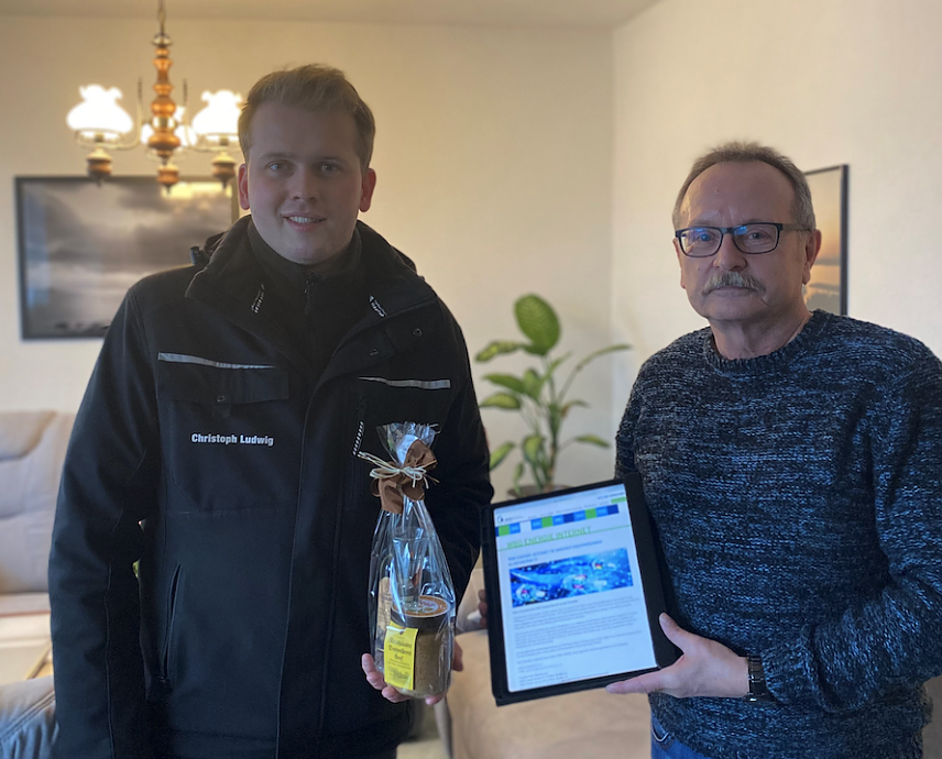 Bild: Der 1. Kunde des neuen WBG-Energie Internet- Angebotes, Reiner Hellmuth aus der Dr.-Robert-Koch-Stra&szlig;e