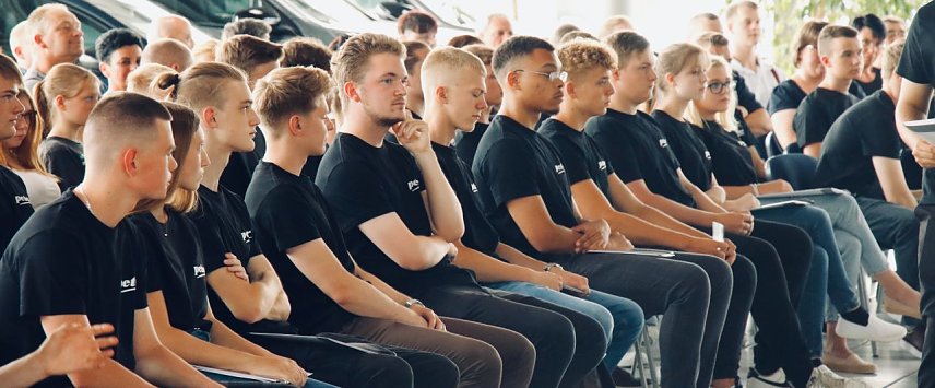 Bild: &Uuml;ber 40 neue Azubis begr&uuml;&szlig;te man heute in der Peter-Gruppe
