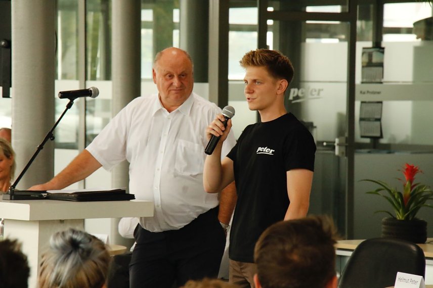 Bild: Zwei, die der n&auml;chsten Generation ins Gewissen reden konnten: Helmut Peter und der Auszubildende Michel Hertel