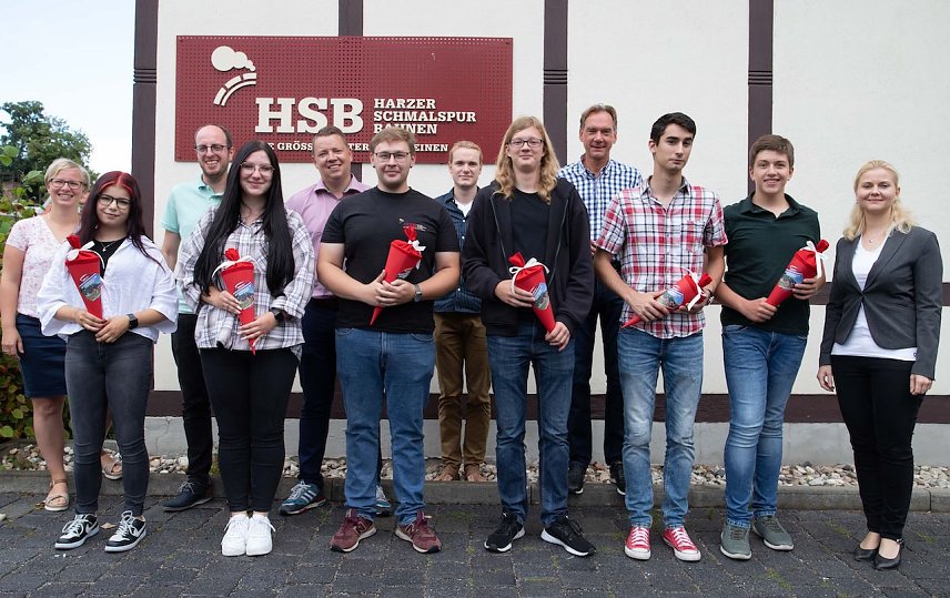 Bild: Berufsstart f&uuml;r die sechs neuen Auszubildenden der HSB (vordere Reihe) nach der offiziellen Begr&uuml;&szlig;ung am ersten Ausbildungstag durch Gesch&auml;ftsf&uuml;hrung sowie Ausbilderinnen und Ausbilder (hintere Reihe)