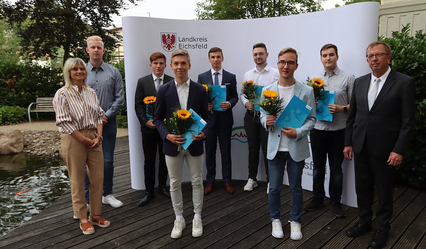 Bild: v.l.n.r. Ausbildungsleiterin Doreen Krieter-Hansen, JAV-Vorsitzender Jeremy Rolz, Gideon Burghardt, Jan Hammer- schmidt, Hubert Ibold, Noah Schade, Lars Johannes Dorenwendt, David Starke, Landrat Dr. Werner Henning