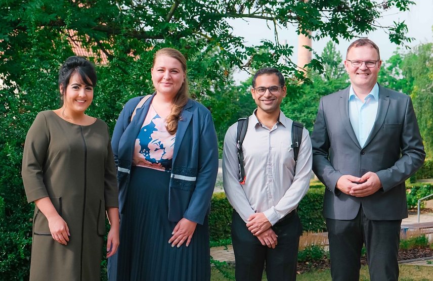 Bild: Der Pr&auml;sident der Hochschule Nordhausen, Prof. Dr. J&ouml;rg Wagner, und das International Office gratulieren Shikhar Agrawal zu seiner au&szlig;enordentlichen Leistung.  
