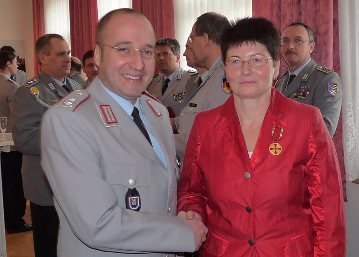 Bild: Verdienstorden an Regina Girschele