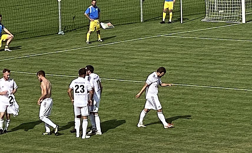 Bild: Konsternierte Sondersh&auml;user und jubelnde Preu&szlig;en nach dem 4:2