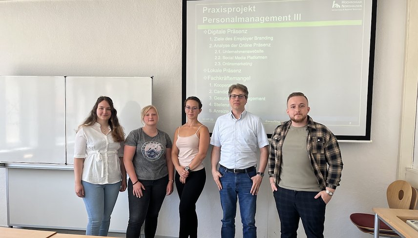 Bild: Studenten der Hochschule in einem Projekt bei der Firma Liebram