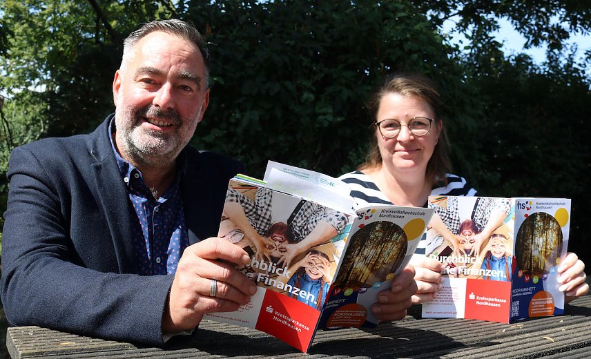 Bild: Mario Hoche-Arbeiter und Sandy Kirchner mit dem neuen VHS-Heft