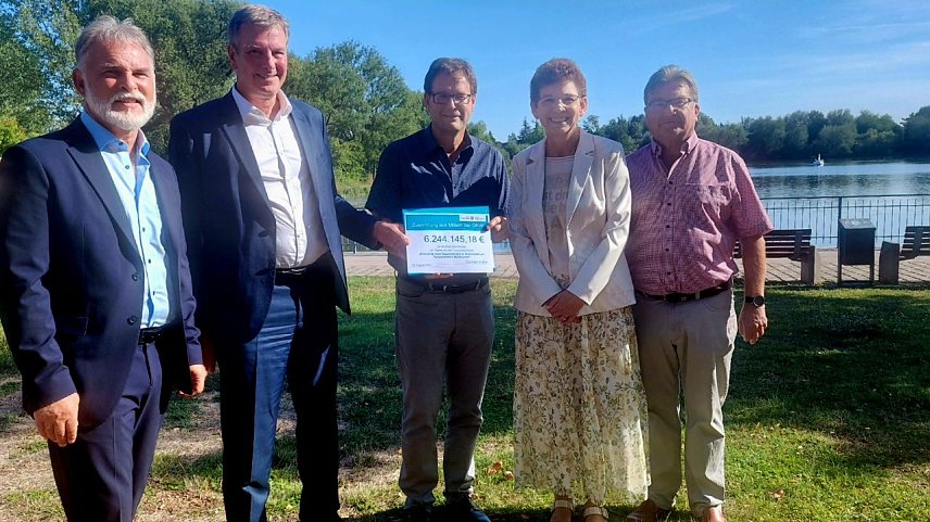 Bild: Landrat Harald Zanker, Staatssekret&auml;r Carsten Feller, Oberb&uuml;rgermeister Dr. Johannes Bruns, B&uuml;rgermeisterin Beate Sill und Stadtrat J&ouml;rg Kubitzki bei der &Uuml;bergabe am Schwanenteich.
