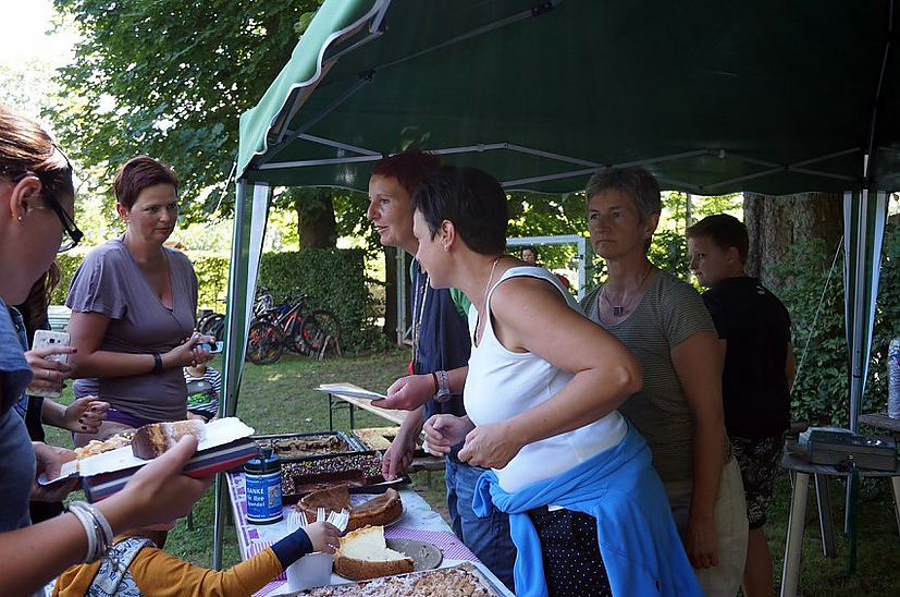 Bild: Kuchenbasar beim Waldbadfest