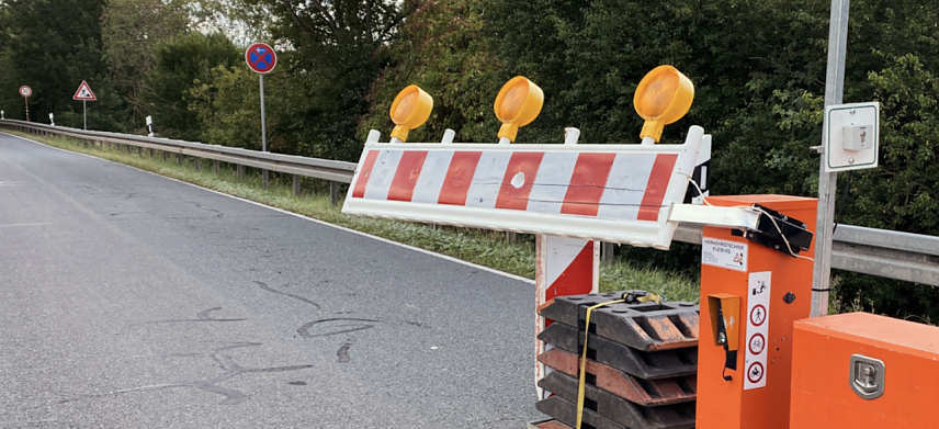 Bild: Demolierte Schranke an der Krebsbachbr&uuml;cke