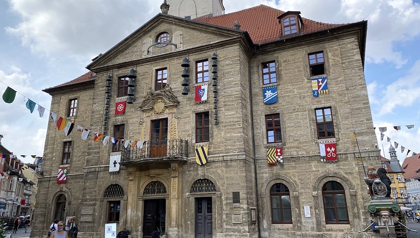 Bild: Das altehrw&uuml;rdige Rathaus erwartet buntgeschm&uuml;ckt die G&auml;ste