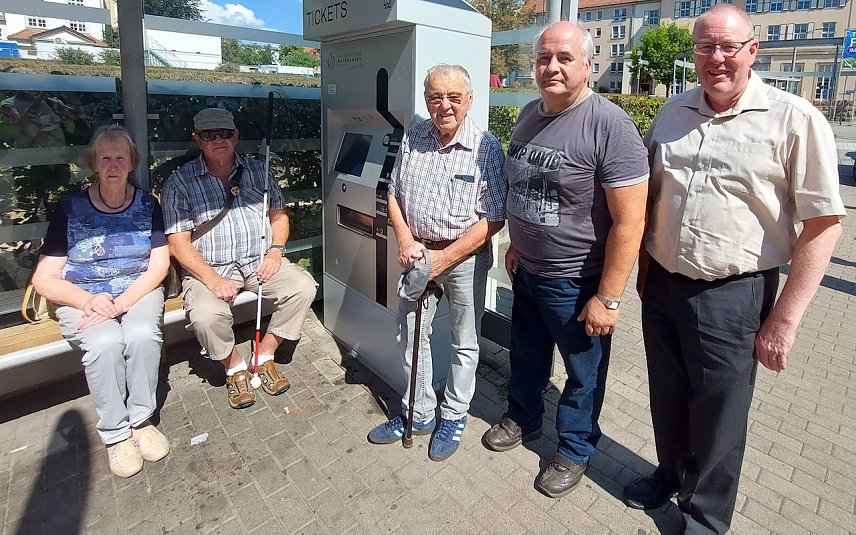 Bild: Thorsten Schwarz (Gesch&auml;ftsf&uuml;hrer Verkehrsbetriebe Nordhausen GmbH, rechts) stellt Frau Picht und Herrn Wernecke (Blinden- und Sehbehindertenverbandes Nordhausen), Herrn Dr. Sch&ouml;nfelder (Behindertenbeauftragter Stadt Nordhausen) sowie Herrn Reinhold (Behindertenbeauftragter Landkreis) die neuen station&auml;ren Fahrscheinautomaten mit den neuen Funktionen vor