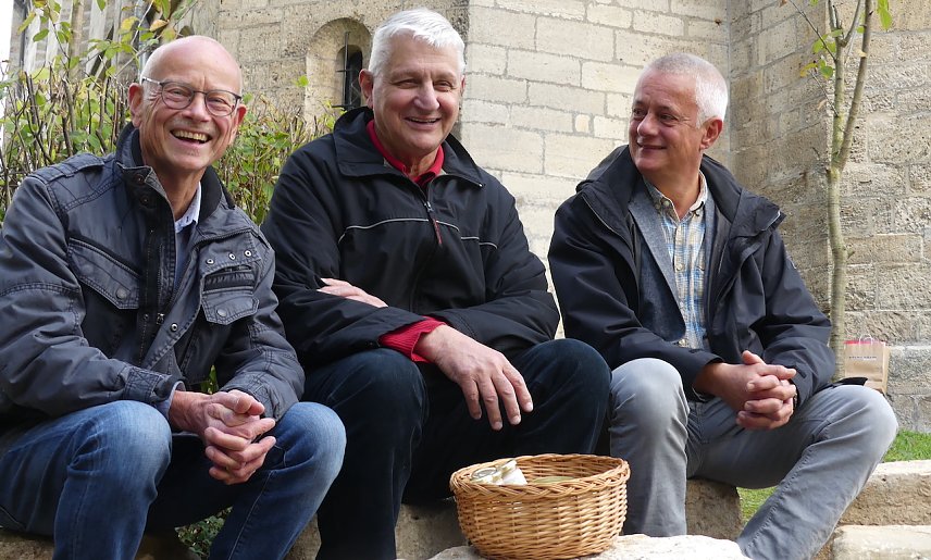 Bild: Zufriedene Gesichter in W&uuml;lfingerode: Andreas Weigel (Jugendsozialwerk), Stephan Domann (Vorsitzender des Kirchbauvereins W&uuml;lfingerode e.V.) und Pr&auml;ses Dr. Uwe Krieger - hier bei einer Veranstaltung der Bienenkirche vor St. Elisabeth