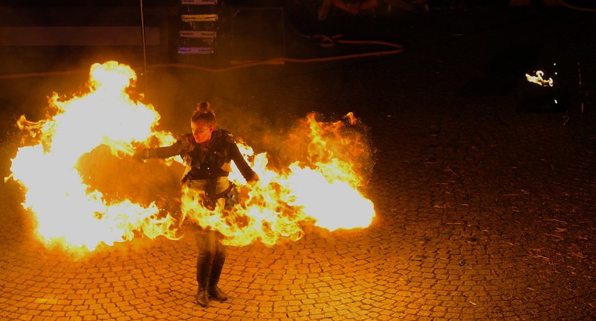 Bild: Spektakul&auml;re Feuershow beim 28. Langensalzaer Mittelalterfest
