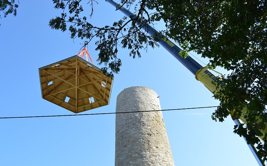 Bild: Burgturm in Strau&szlig;berg bekommt neues Dach