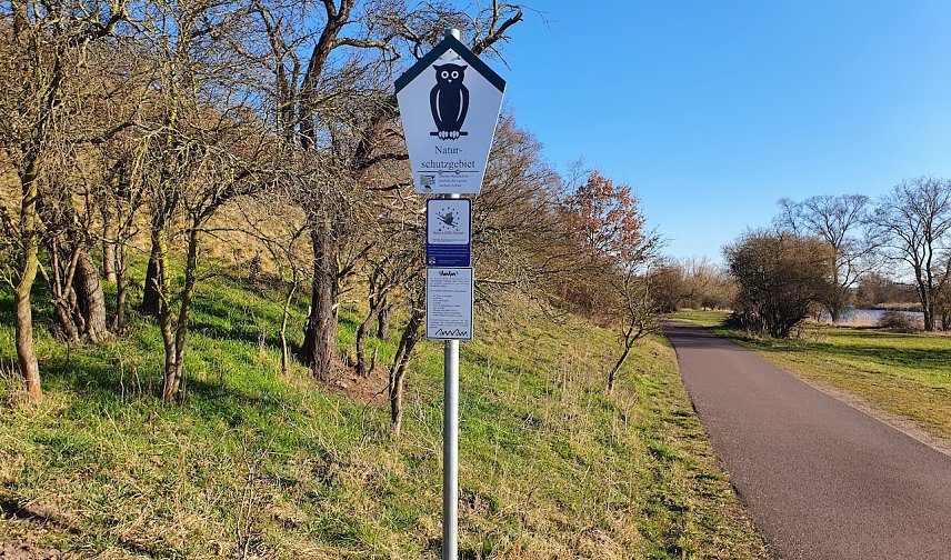 Bild: Dieses gesetzlich vorgeschriebene Schild zur Kennzeichnung eines Naturschutzgebietes kann sich nicht im Landkreis Nordhausen befinden. Und zwar zum einen, weil es &uuml;berhaupt existiert und zum zweiten, weil es dies in hoher Qualit&auml;t und mit den notwendigen Informationen f&uuml;r die Pflichten der NSG-Besucher tut; NSG Porphyrkuppenlandschaft bei Gimritz im Saalekreis n&ouml;rdlich Halle (Saale) im M&auml;rz 2022. 