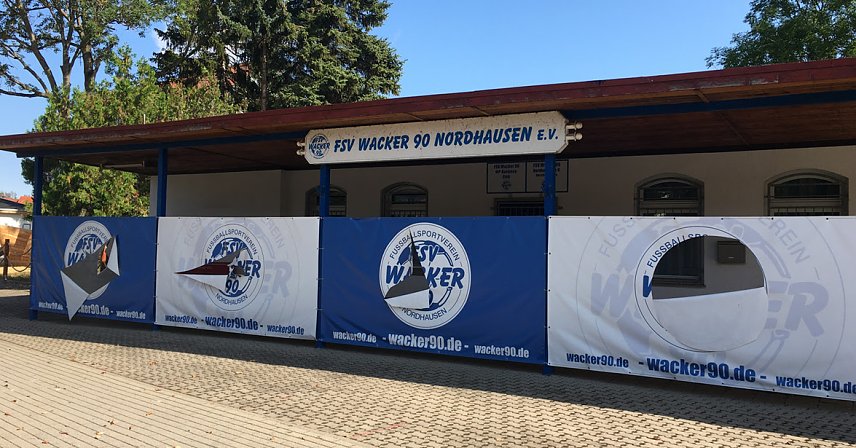 Bild: S&auml;mtliche Banner vor dem Stadion wurden aufgeschlitzt und auf dem Rasen Chlortabletten verteilt