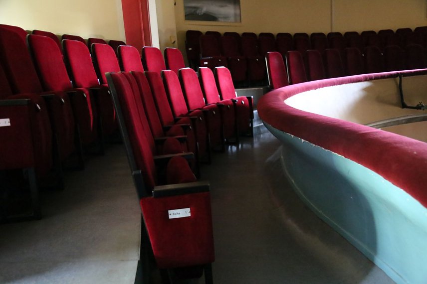 Bild: Theaterst&uuml;hle stehen zum Verkauf