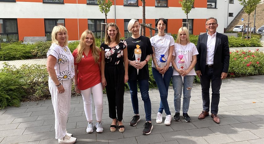 Bild: Doreen Apel, Josephine Ernst und Nadja Pflug links neben drei neuen Pflege-Azubis, ganz rechts Uwe Kramer