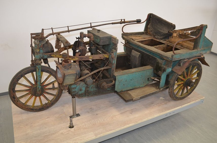 Bild: Das historische Dreirad aus der Fr&uuml;hzeit des Automobils sch&auml;tzt man auf ein Alter von 100 bis 120 Jahre
