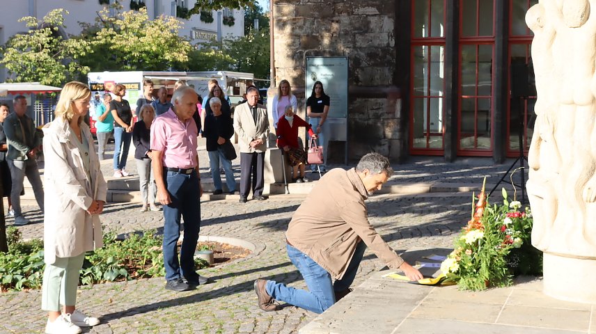 Bild: Kranzniederlegung an der Gedenkstele