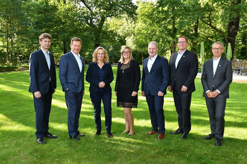 Bild: VCD-Vorstand Matthias Kurzeck, Vorstandsvorsitzender der Deutsche Bahn AG Dr. Richard Lutz, Bundesministerin f&uuml;r Umwelt, Steffi Lemke, Gesch&auml;ftsstellenleiterin des Welterberegion Wartburg Hainich e.V. Anne-Katrin Ibarra Wong,� stellertretender Leiter des Nationalpark Hainich R&uuml;diger Biehl, NABU-Pr&auml;sident J&ouml;rg-Andreas Kr&uuml;ger und BUND-Vorsitzender Olaf Bandt