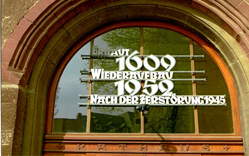 Bild: Die Eingangst&uuml;r am Alten Rathaus weist auf den Wiederaufbau hin