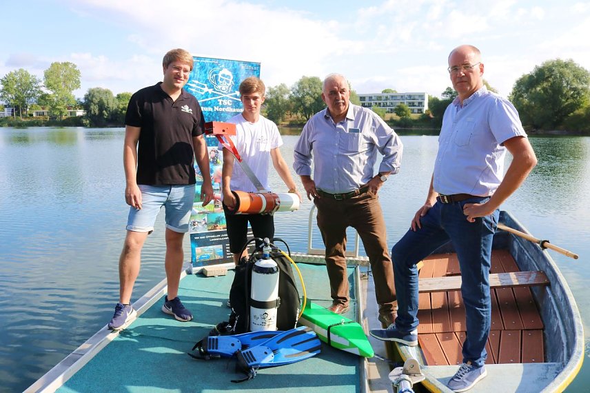 Bild: Daniel Voigt, Vorsitzender des TSC Neptun, Vereinsmitglied und Wettkampfteilnehmer Pascal Hahnemann, Kreissportkoordinator Werner H&uuml;tcher und dem Schirmherrn der Veranstaltung Landrat Matthias Jendricke.