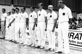 Bild: Startschuss f&uuml;r Frank Garthoffs (3. von rechts) internationale Schiedsrichterkarriere 1989 in Gera, links neben ihm Dr. Wolfgang Schmidt, rechts Dr. Wolfgang Czaja.