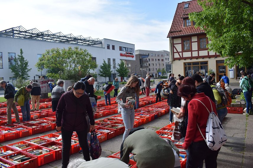 Bild: Beim B&uuml;cherflohmarkt im Fr&uuml;hjahr sind noch einige Kisten voller Literatur &uuml;brig geblieben