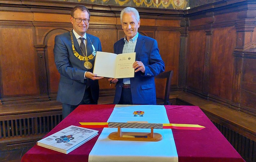Bild: Clifford W. Zink trug sich heute in das Goldene Buch der Stadt M&uuml;hlhausen ein