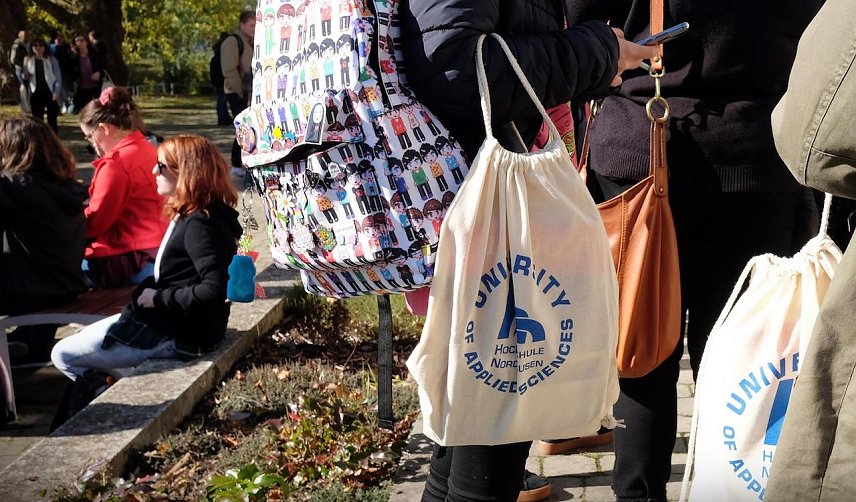 Bild: Der Erstibeutel wird jedes Jahr als traditionelles Begr&uuml;&szlig;ungsgeschenk nach der feierlichen Immatrikulation an die neuen Studierenden verteilt.