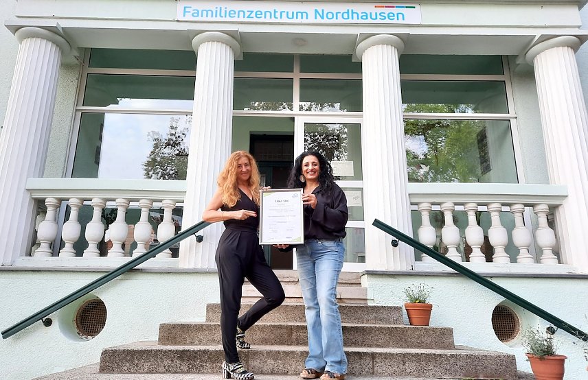 Bild: Projektleiterin Gabriele L&uuml;tzkendorf und die Leiterin des Familienzentrums, Vivian Grabe, freuten sich &uuml;ber die Auszeichnung. 