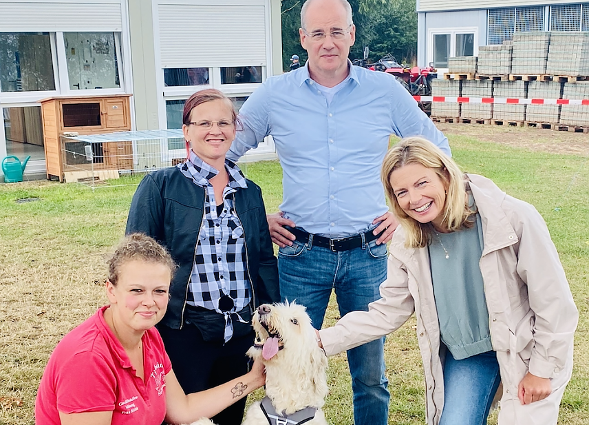 Bild: Landrat Jendricke und B&uuml;rgermeisterin Rieger mit Hund "Benny", Jennifer Schenk und Sandra M&uuml;hle