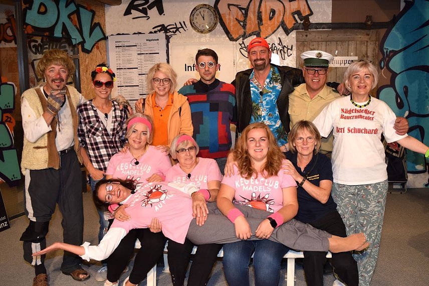 Bild: Das Ensemble der diesj&auml;hrigen Inszenierung im Bauerntheater