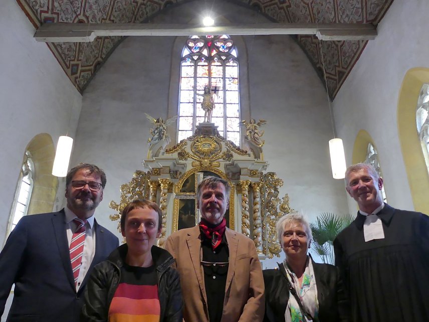 Bild: Landgemeindeb&uuml;rgermeister Frank Rostek, Aleksandra Szafiejew, Thomas Kuzio, Kirchbaureferentin Brunhilde Stolze, Dr. Christoph Maletz