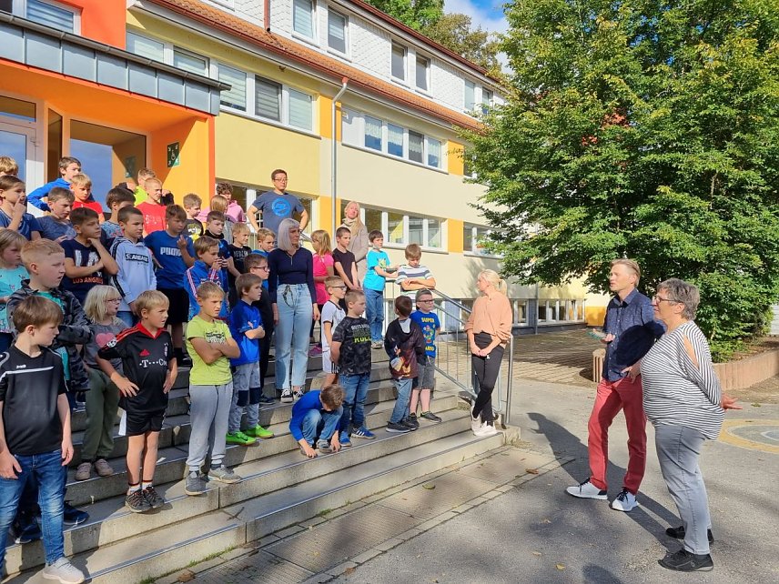 Bild: Luftspr&uuml;nge sind erw&uuml;nscht. Daf&uuml;r erhielt die bewegungsfreundliche Schule sogar einen Preis.