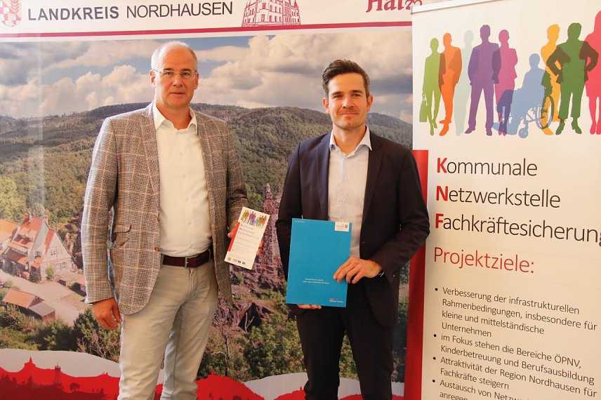 Bild: Fachkr&auml;ftesicherung "unabdingbar wichtig": Landrat Matthias Jendricke und Alexander Reus von der ThAFF