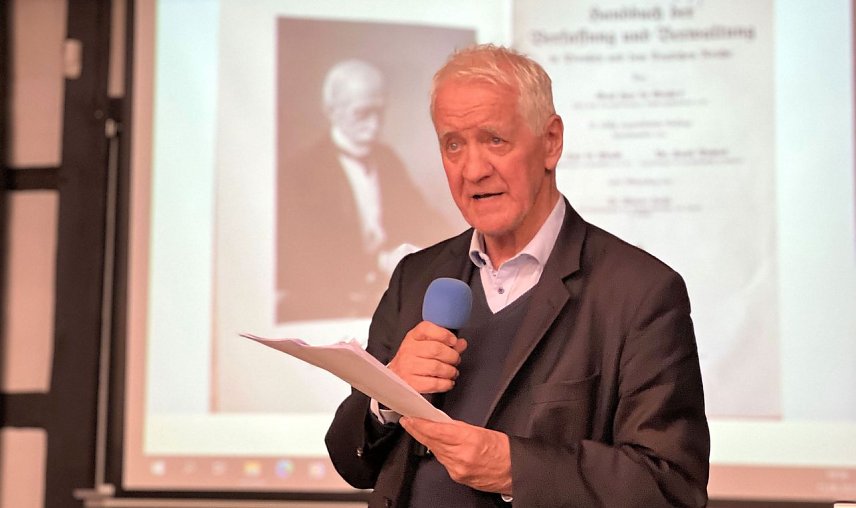 Bild: Robert von Lucius, Urenkel Hue des Grais' bei seinem Vortrag