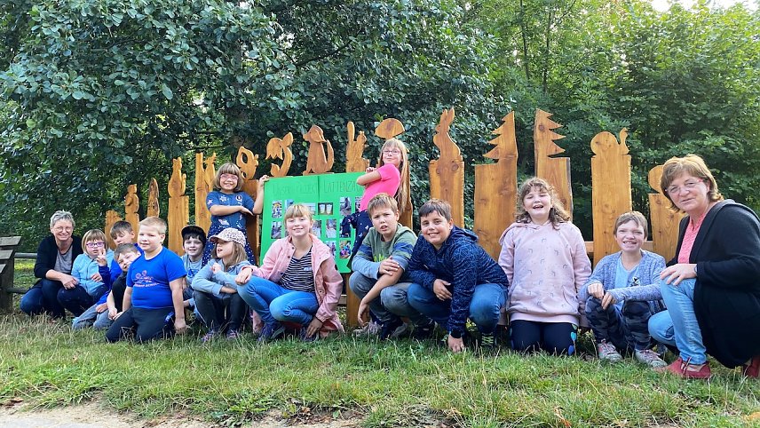 Bild: Projektleiterinnen Frau Kramer (ganz links) und Frau Morig (ganz rechts), dazwischen Sch&uuml;ler und Sch&uuml;lerinnen aus der Mittelstufe und der Klasse SEP 2