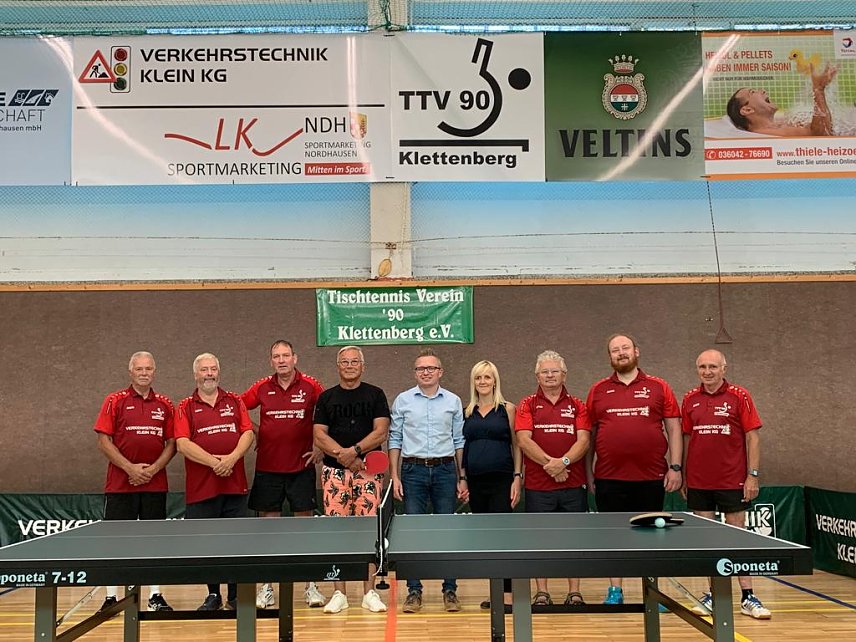 Bild: Der TTV Klettenberg, vertreten durch den Vorstandsvorsitzenden Jan Fliegel (5 v.l.), bedankt sich bei Sponsor Hans- Werner Klein, Inhaber der Verkehrstechnik Klein KG (4 v.l.)