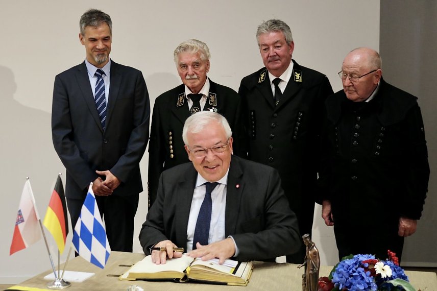 Bild: Ehre wem Ehre geb&uuml;hrt: der "Mutige", Thomas Bauer beim Eintrag in das Goldene Buch der Stadt, dahinter Oberb&uuml;rgermeister Kai Buchmann, der "Macher" Dr. Peter Pfeifer, Gesch&auml;ftsf&uuml;hrer Michael Seifert und "der Vermittler", Prof. Heinrich Markgraf