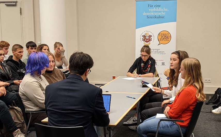 Bild: Herder-Gymnasiasten debattierten in Leipzig mit einer Konsulin