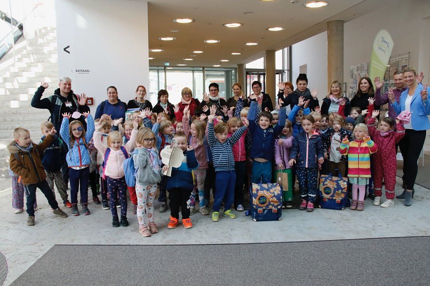 Bild: Ab in den Wald - f&uuml;r vier Kinderg&auml;rten gab es heute von der "Town & Country" Stiftung materielle Unterst&uuml;tzung
