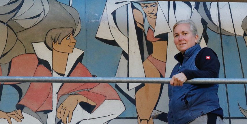 Bild: Restauratorin Suzy Hesse arbeitet am gro&szlig;en Wandbild in der Sangerh&auml;user Stra&szlig;e