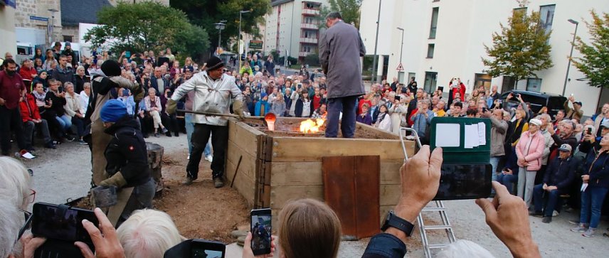 Bild: Den seltenen, &ouml;ffentlichen Guss einer Kirchenglocke konnte man heute vor der Blasii-Kirche verfolgen