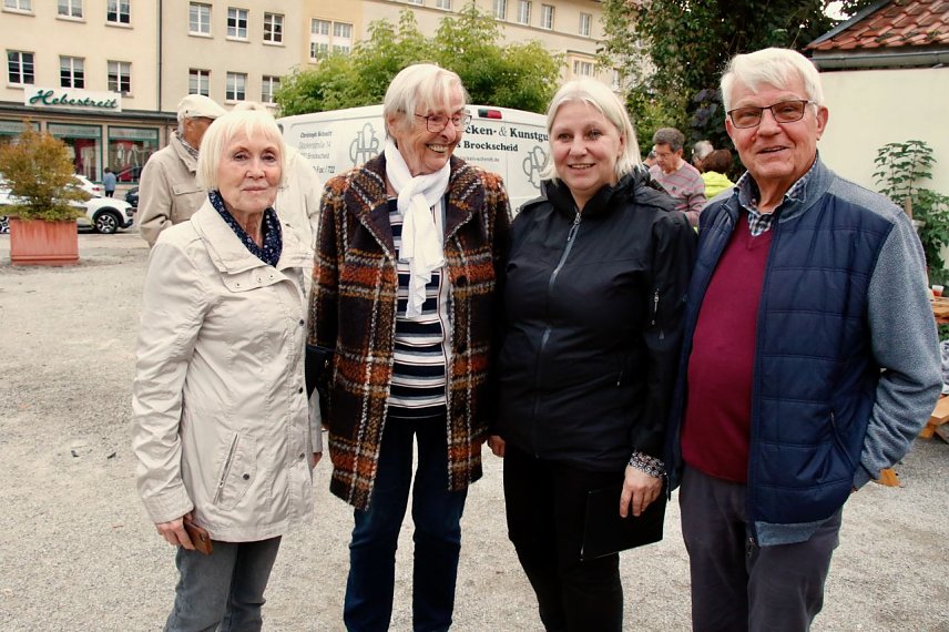 Bild: Die "Geburtshelfer": Frau Losche, Frau Drechsler, Pfarrerin Elisabeth Alpers von Biela und Herr Drechsler